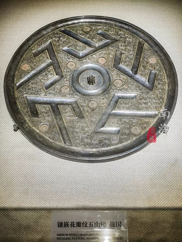 丁馆长又和我们讲起了铜镜的历史,"以铜为镜,可以正冠;以古为镜,可以