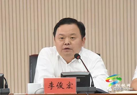 县委书记李俊宏主持会议并讲话会议的主要任务是,积极应对当前经济