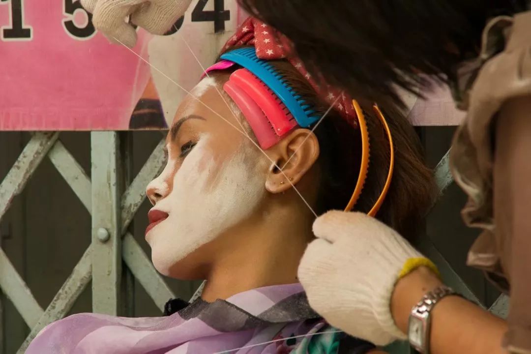 绞脸就是用线去掉女人脸上的汗毛.