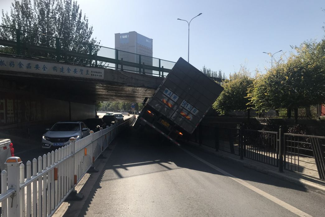 贺兰一辆大货车撞上桥洞,卡住了!