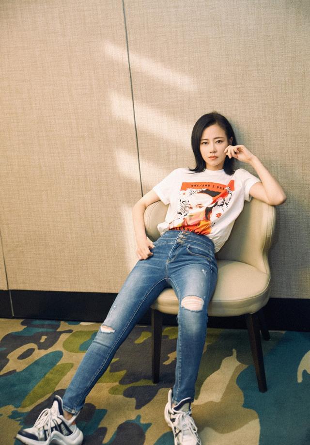 谭卓哪像36岁的人,穿6千5的t恤背亮片包,少女感溢出屏幕了