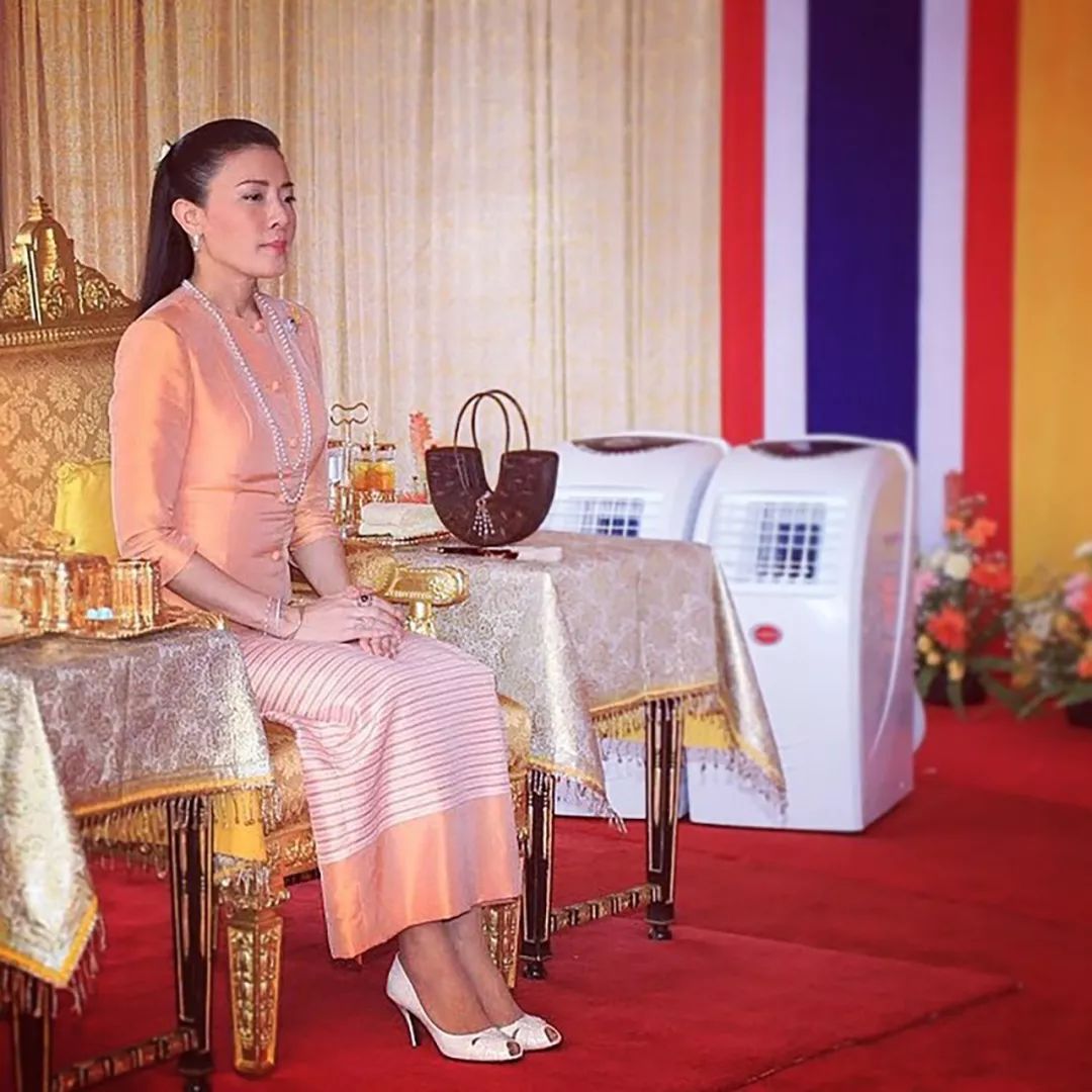 原创泰国最美最努力的王妃生了孩子还考研究生最终还被无情抛弃