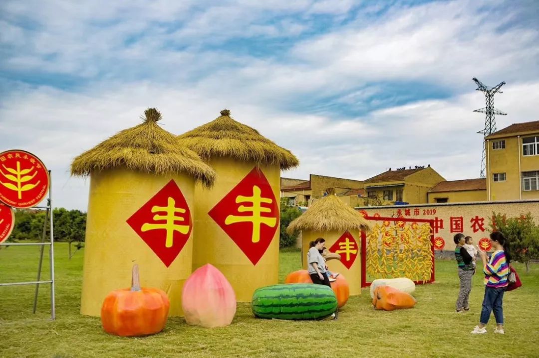 由玉米,辣椒,大蒜,茄子搭建的走廊,预示着五谷丰登,风调雨顺的好年景.