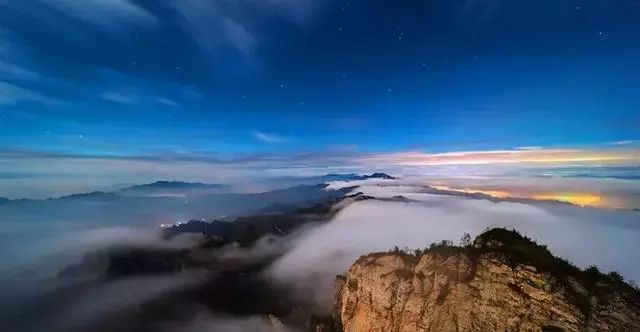 鸡角尖,一峰突兀,高耸入云,向北有九座山峰成一字排开,故称"九星连珠