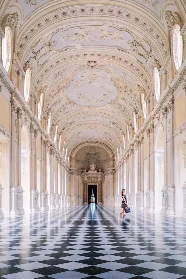 意大利都灵附近的维纳利亚皇宫.宫殿里很亮堂,曝光时增加了0.3ev.