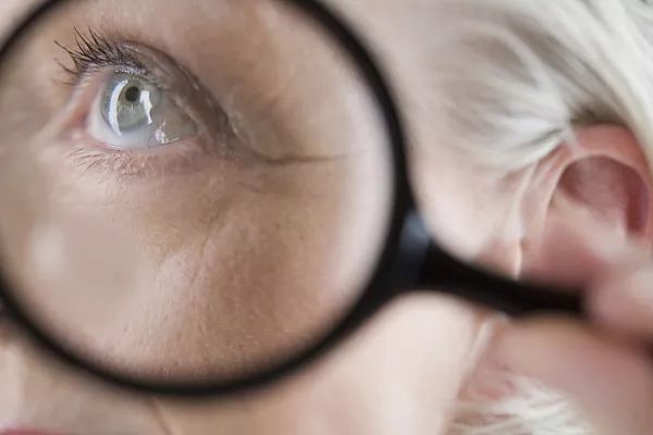 健康眼睛出现这几种症状千万不能大意