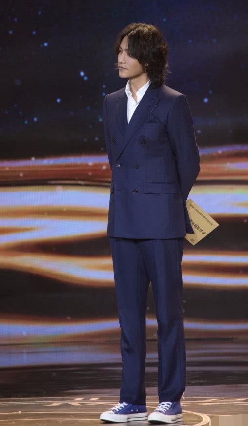 连陈坤都赶潮流不好好穿鞋反而西装匡威帅回校草