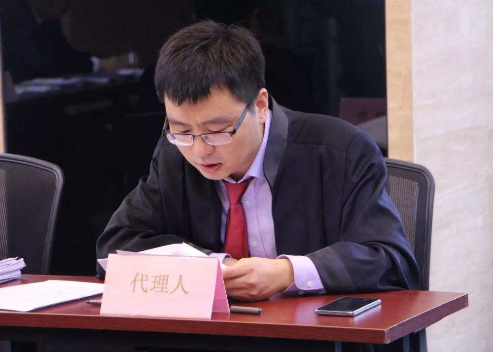 王登巍律师张凯律师(左),刘江涛实习律师(右)张劼律师刘文涛律师秦华