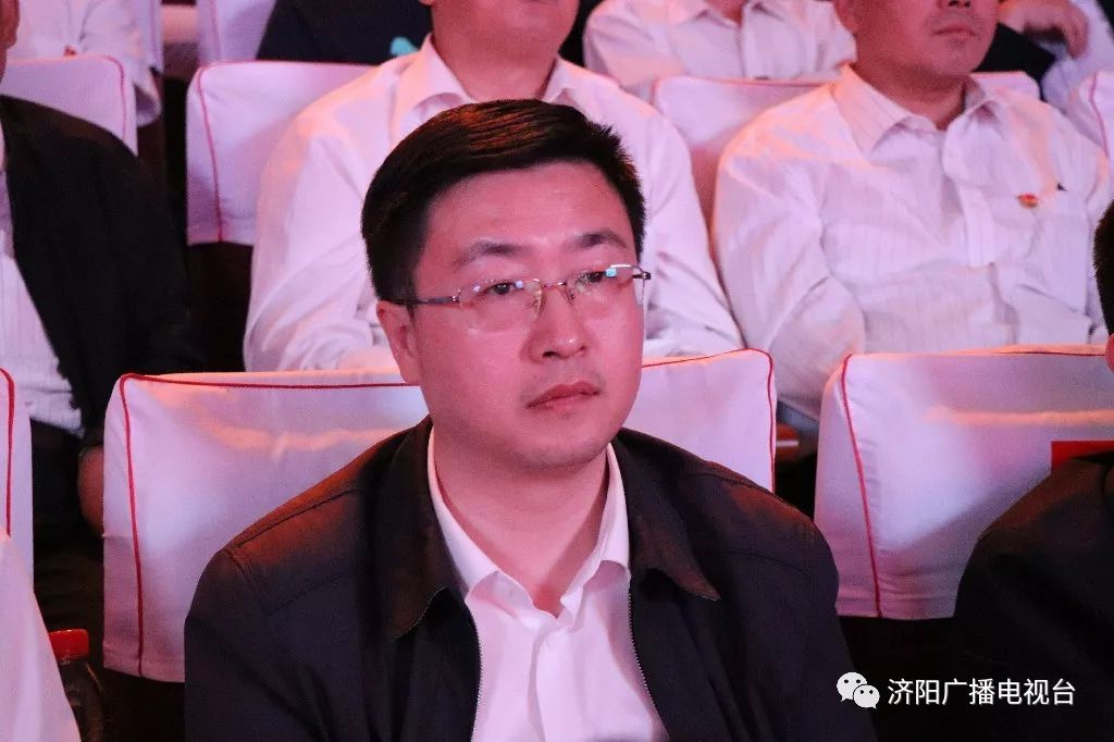 今日头条昨天晚上全民合唱大赛展演全场千人合唱歌颂党