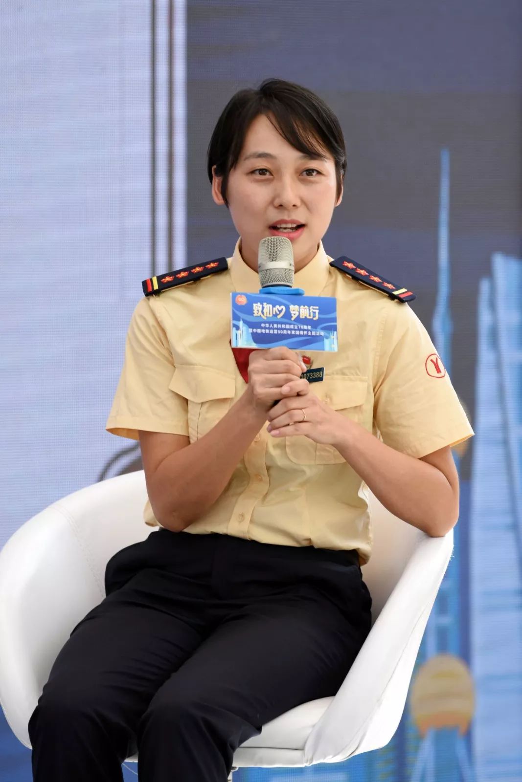 咻的一下50年,老中青三代广州市民搭乘"时光列车"带你重温家国情_地铁