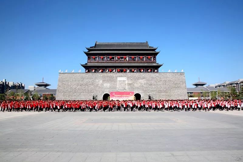 见过史上最牛的齐跳凤阳花鼓吗看看凤阳钟楼广场1300人的精彩表演吧