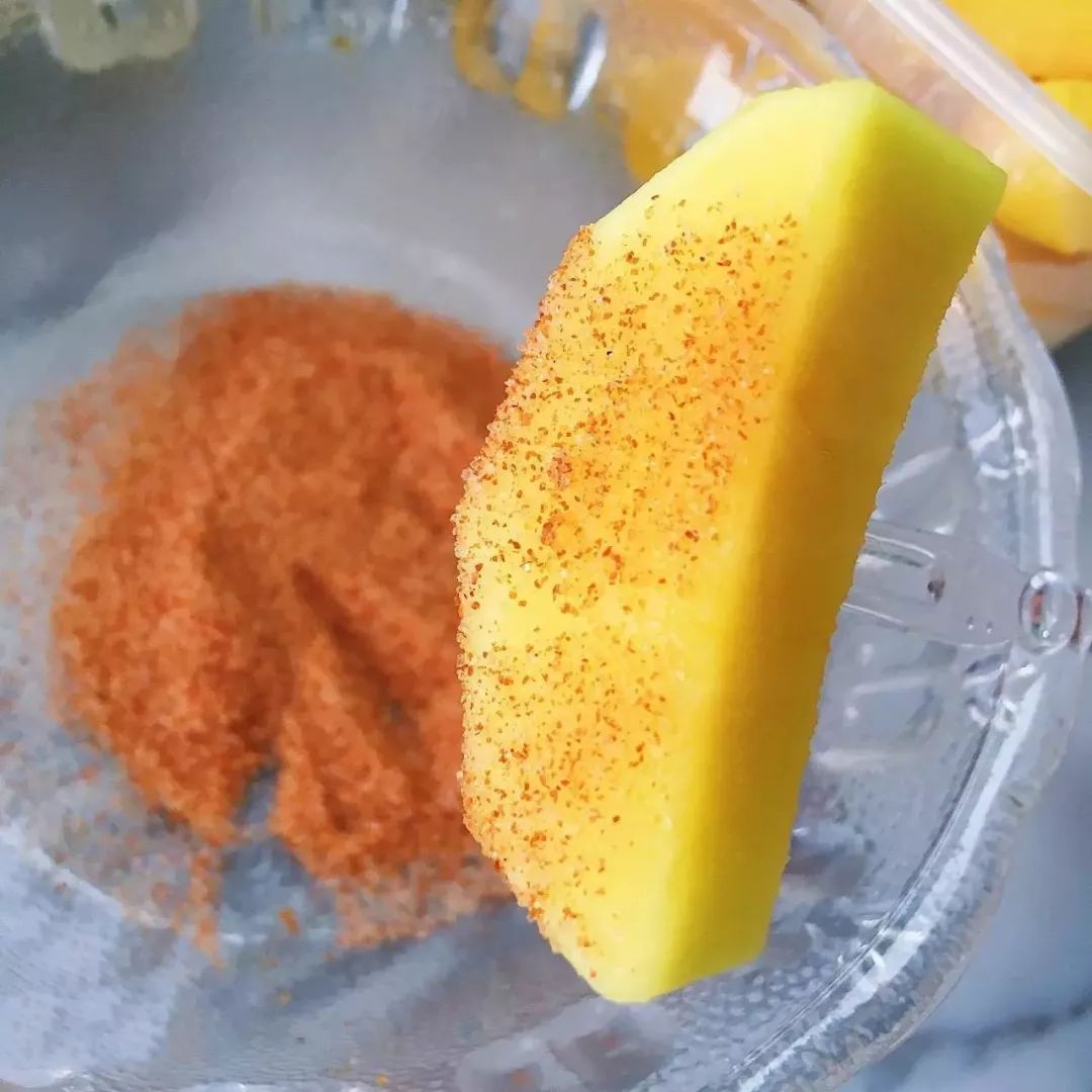 吃上一口店家会帮忙把石榴和菠萝切小块掏出钱,买一个小商铺里,切成