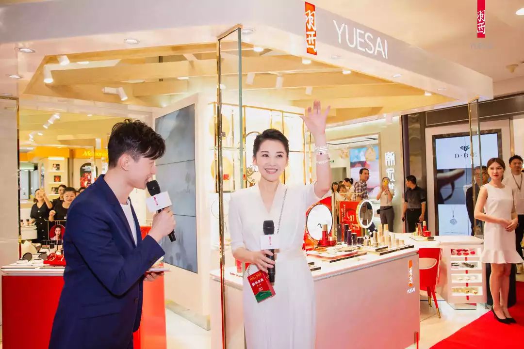 你好的方式身穿白色时尚衬衫帅气登场羽西形象代言人许晴前方心动预警