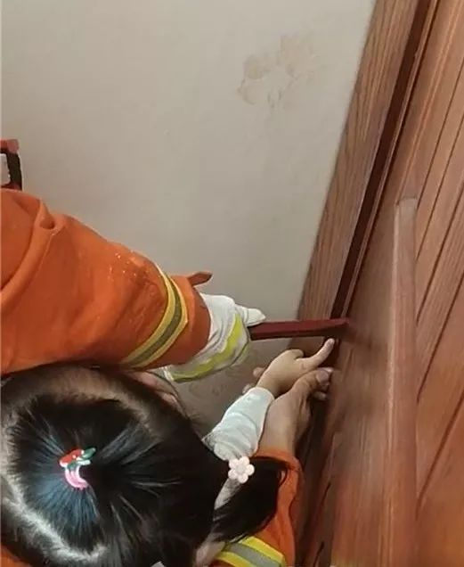 启东3岁女童3根手指深深卡在门缝里.