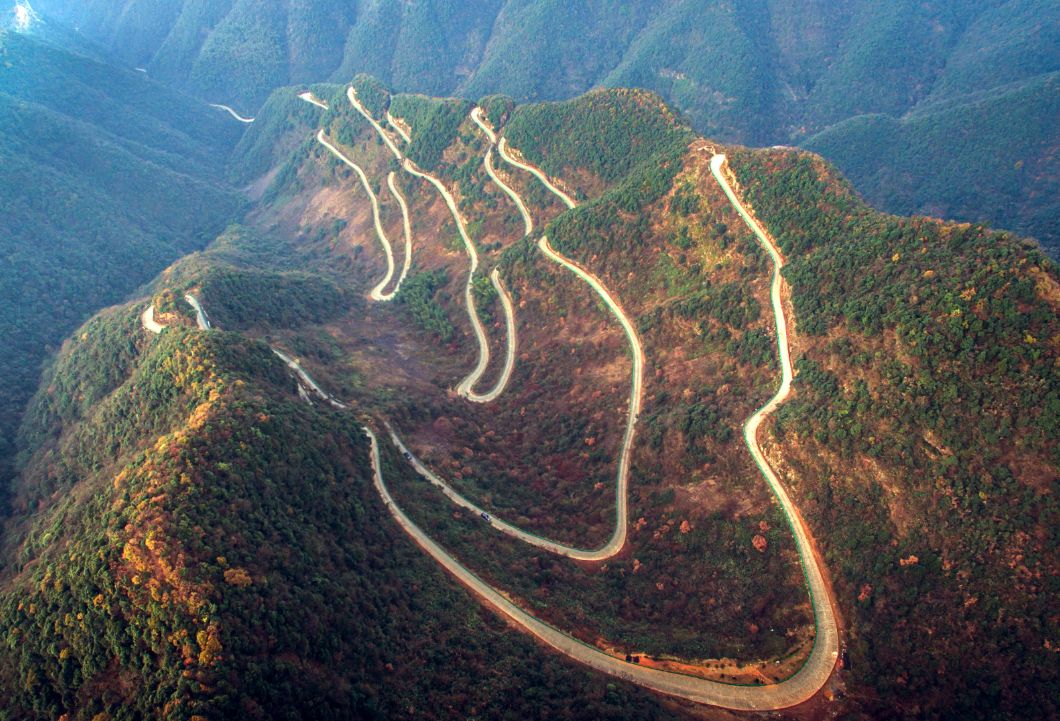 便到了皖南川藏线精华路段—桃岭公路,这也可谓是江南天路最惊险的