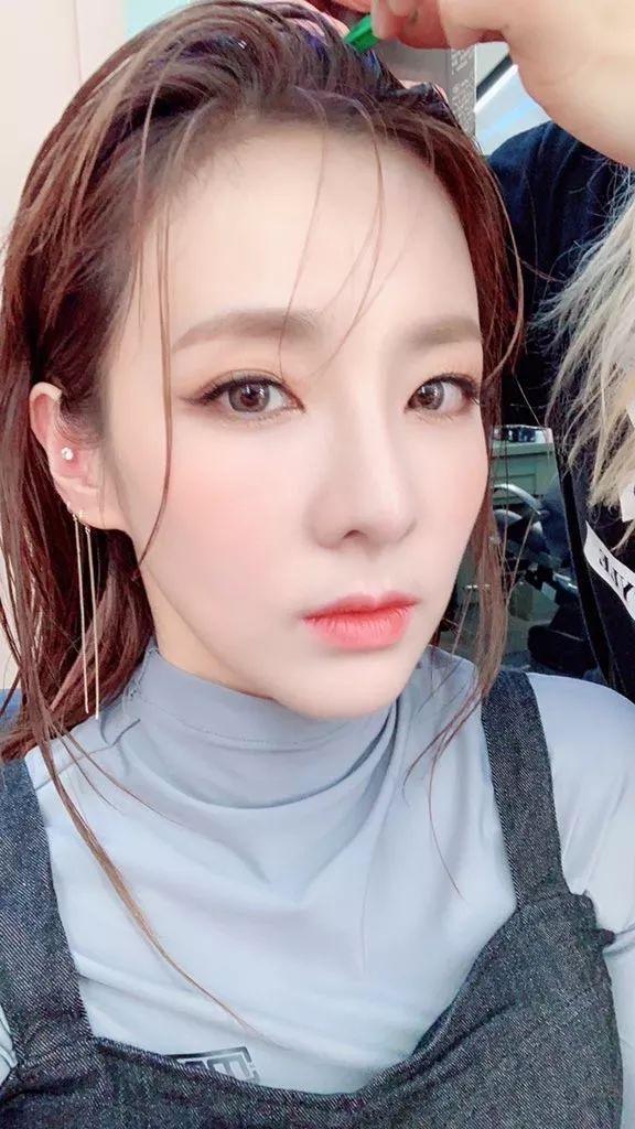 权志龙对她撒娇姜大声帮她捡衣服原来全世界都爱朴山多拉