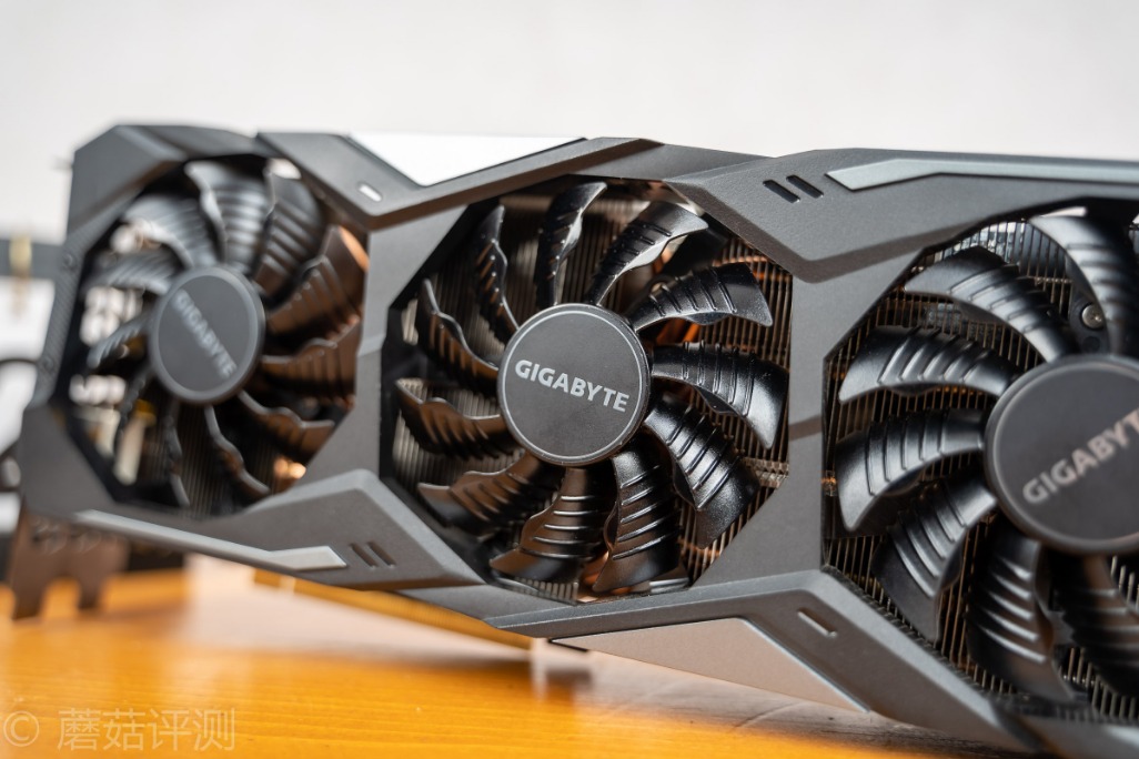 西装暴徒或是最适合这块显卡的标签技嘉rtx2070supergamingoc显卡