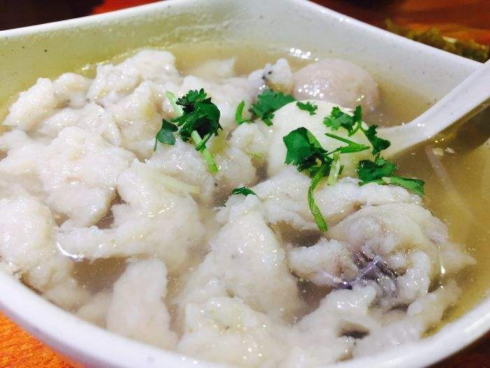 鱼片的做法与福鼎肉片类似,选用新鲜鱼肉,去皮剔骨之后,将其剁碎,加入