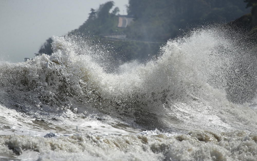 台风塔巴外围影响连云港 海岸边巨浪滔天