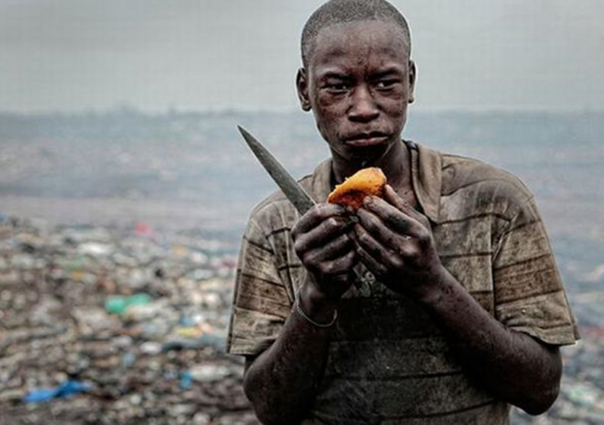 实拍非洲的真实面貌贫民靠捡垃圾为生我国人教会他们种植蔬菜