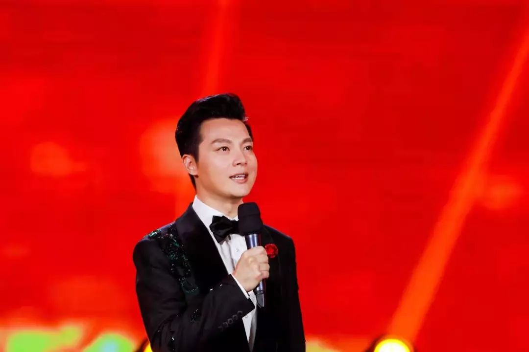 王晓榕以及三位三沙卫视的主持人中央广播电视总台著名主持人任鲁豫本