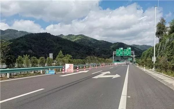 关于s62余册高速望谟县坝算互通c匝道波形梁护栏改造施工的公告