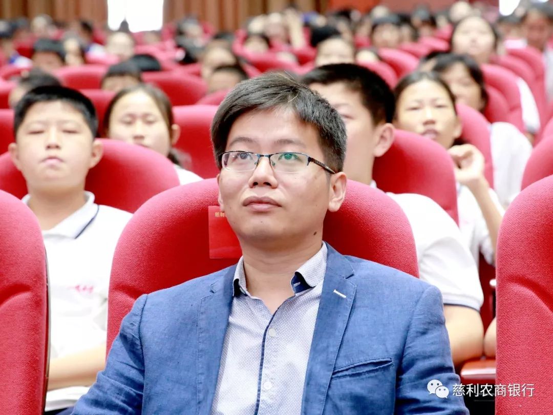 9月20日,由中国人民银行慈利县支行与慈利县一鸣中学联合举办的"金惠