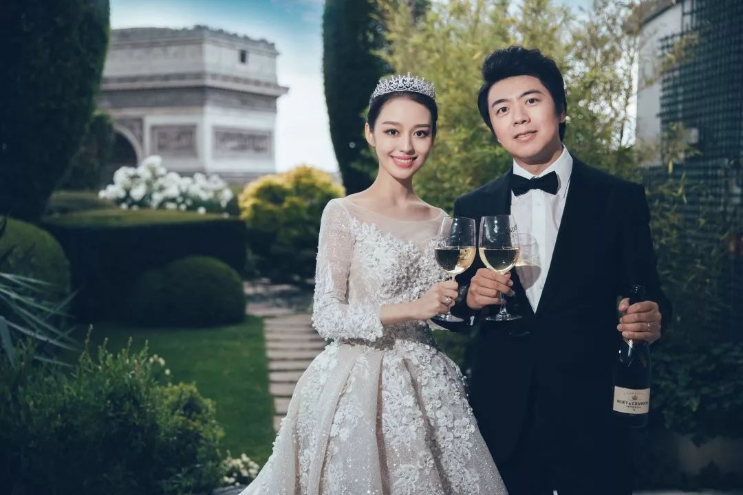 2019年,郎朗吉娜夫妇在婚礼晚宴上,开启酩悦香槟,见证他们情定终身的