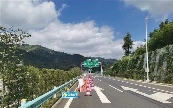 关于s62余册高速望谟县坝算互通c匝道波形梁护栏改造施工的公告