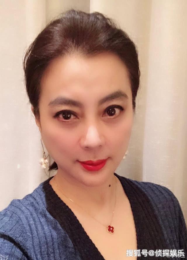 李玲玉参加中学同学会被封最美玉兔精和同学合影像两代人