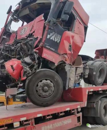 遭遇撤回的大卡车,被沧州卡友拉回,慧姐靠此车谋生,也魂断此车!