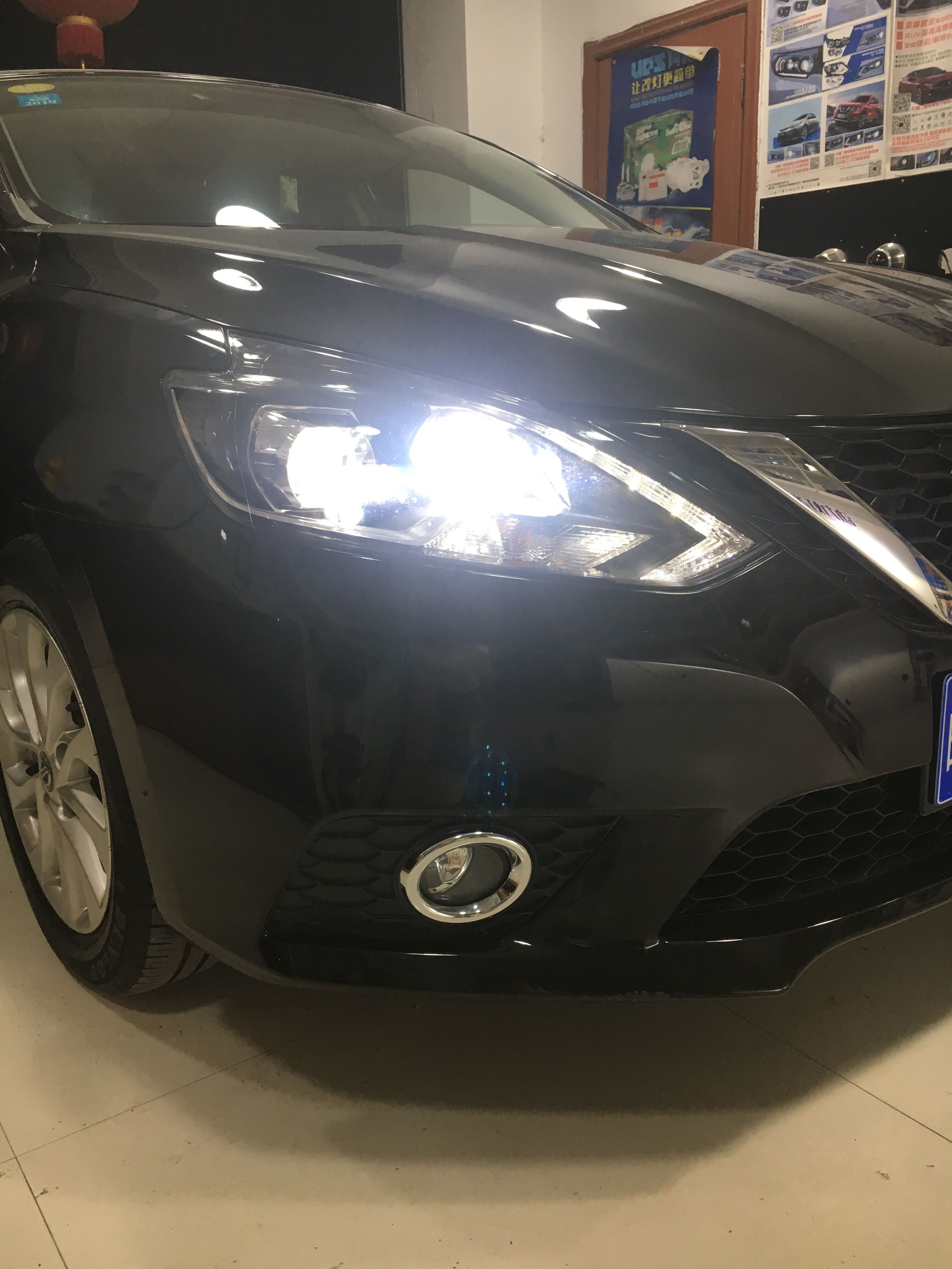 透镜副驾大灯静态特写搭配熏黑内胆魅力十足新款轩逸大气的前脸照型