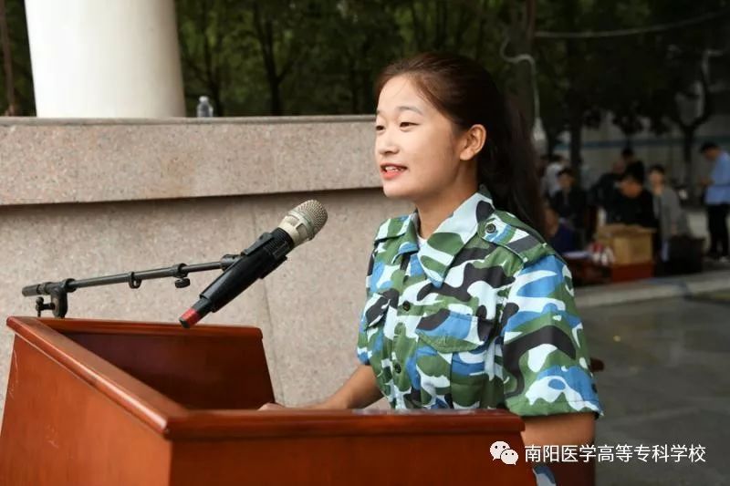 南阳医专隆重举行2019级新生军训汇演暨开学典礼