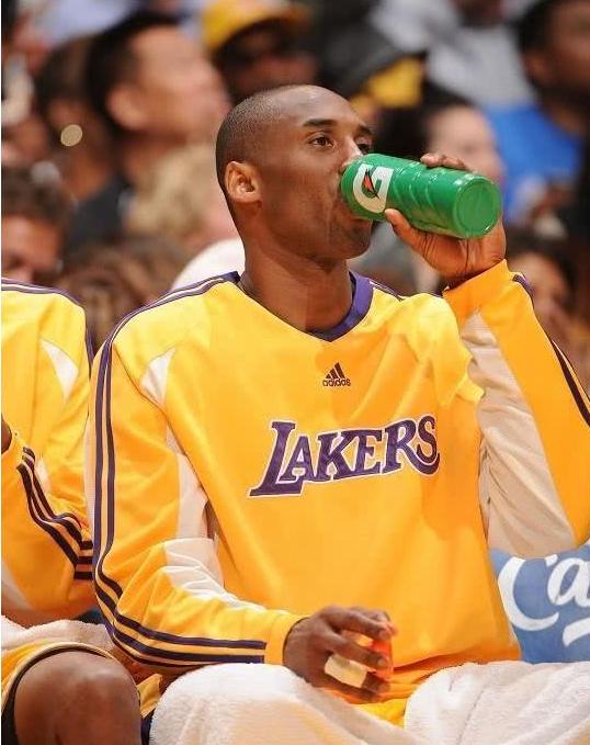 看完上边这些球星喝水的模样后,我们再来看看科比.