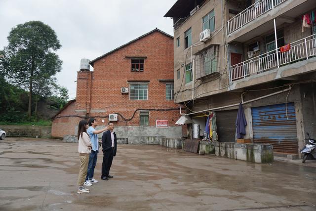 圖為:唐鴻剛一行調研龍會李家場農貿市場災後安全隱患排查返回搜狐