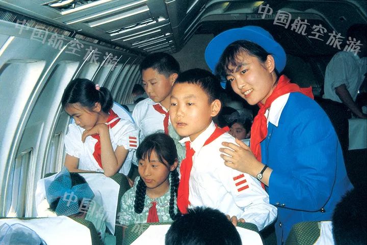 上世纪80年代初,中国民航乘务员和乘坐飞机的少年儿童.