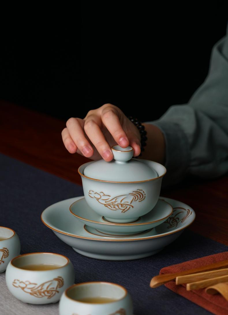 食指抵于蒂钮中央,使盖碗重心平稳,再倾斜出汤