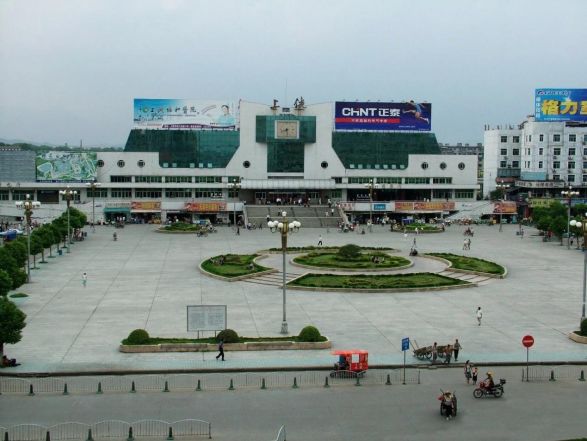 人民广场▲1993年的上饶宝泽楼▲1994年的上饶白鸥园▲1994年建成的