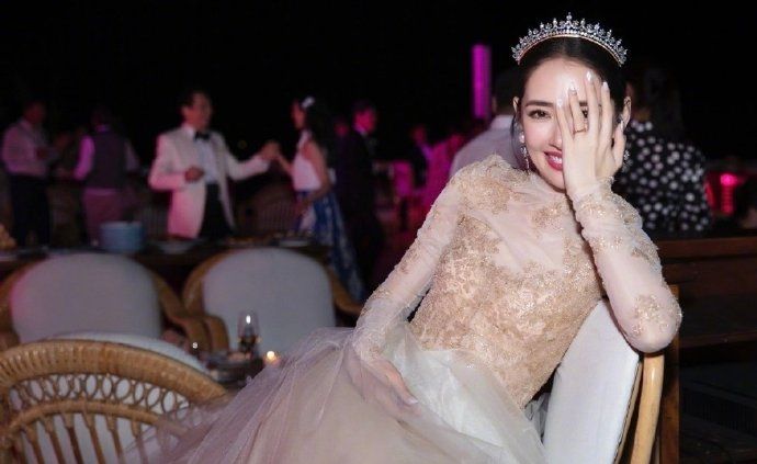 原创向佐郭碧婷婚礼视频曝光郭碧婷王冠惊艳钻戒价值500万