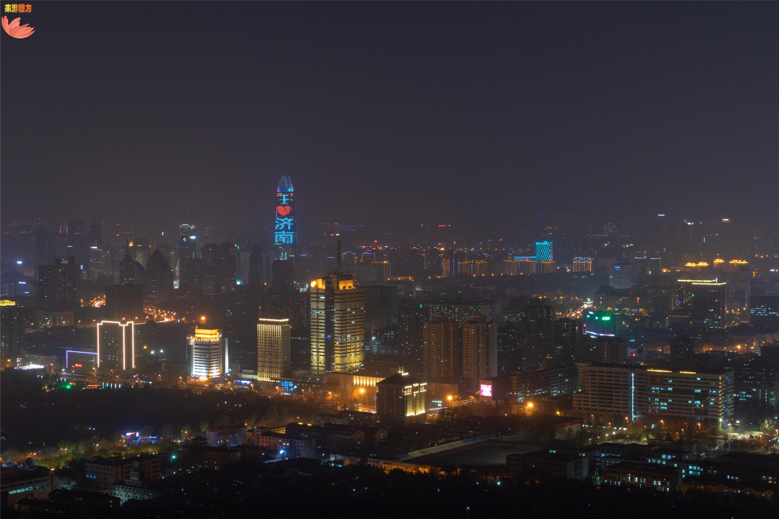 如果你在济南,吃完了晚饭就去千佛山散散步吧,还能看泉城夜景的全貌