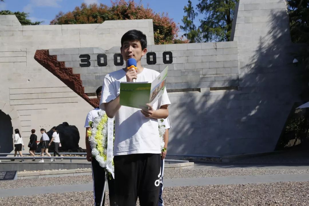 学生代表季节,教师代表陆元丰,学生处主任叶宏伟相继发言,提醒同学们