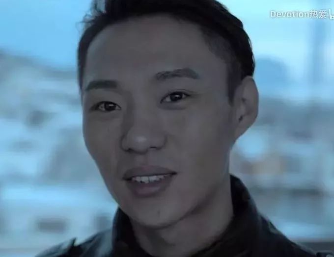 还有这张不知道跟摄影师结了什么仇一个镜头直接怼脸上的怀疑毛川整容