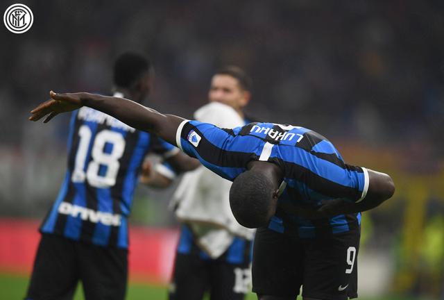 有情有义卢卡库憨憨进球后高喊妈妈我爱你并再次行鞠躬礼