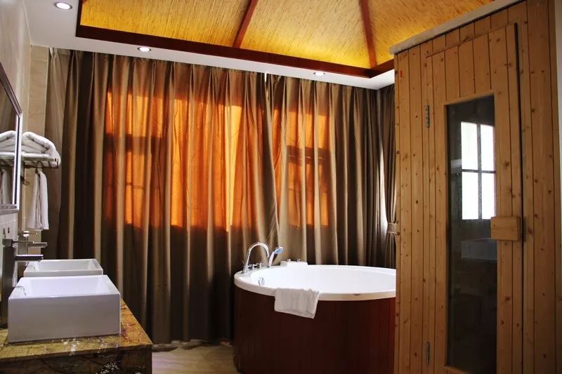 丰顺大酒店上演民俗奇幻艺术节送温泉区情侣木屋一夜