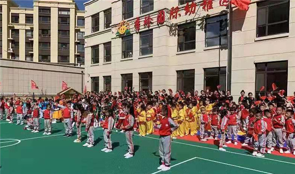 吉林省吉林市李玲教育集团举行大型爱国活动