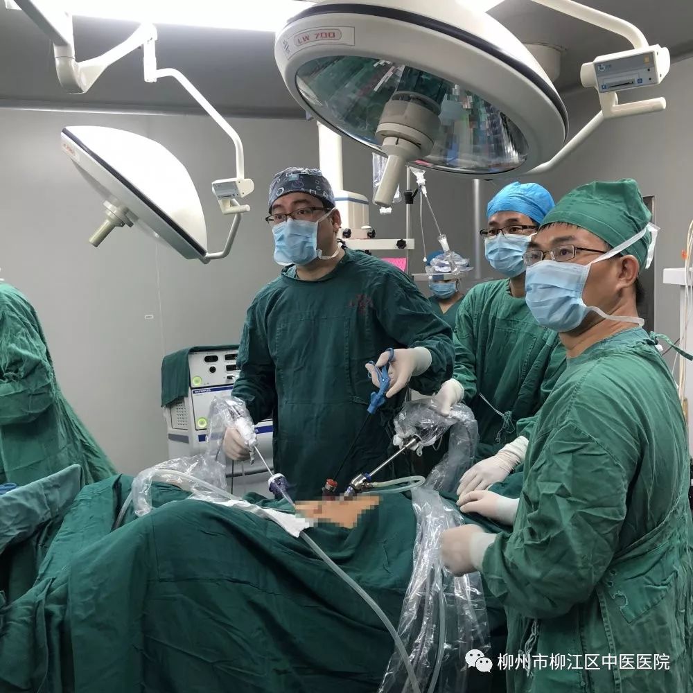 我院外科成功開展一例完全腹腔鏡下乙狀結腸癌根治術_手術