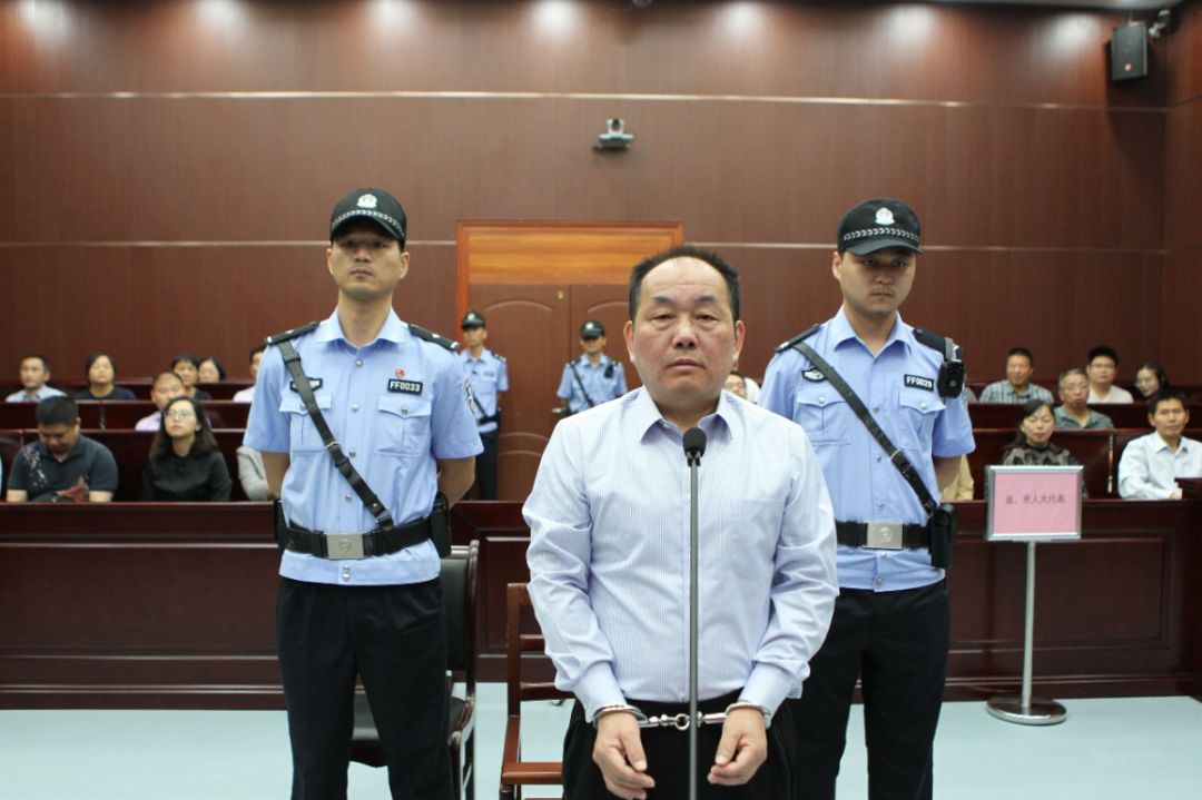 被控受贿883万余元!_张春雷