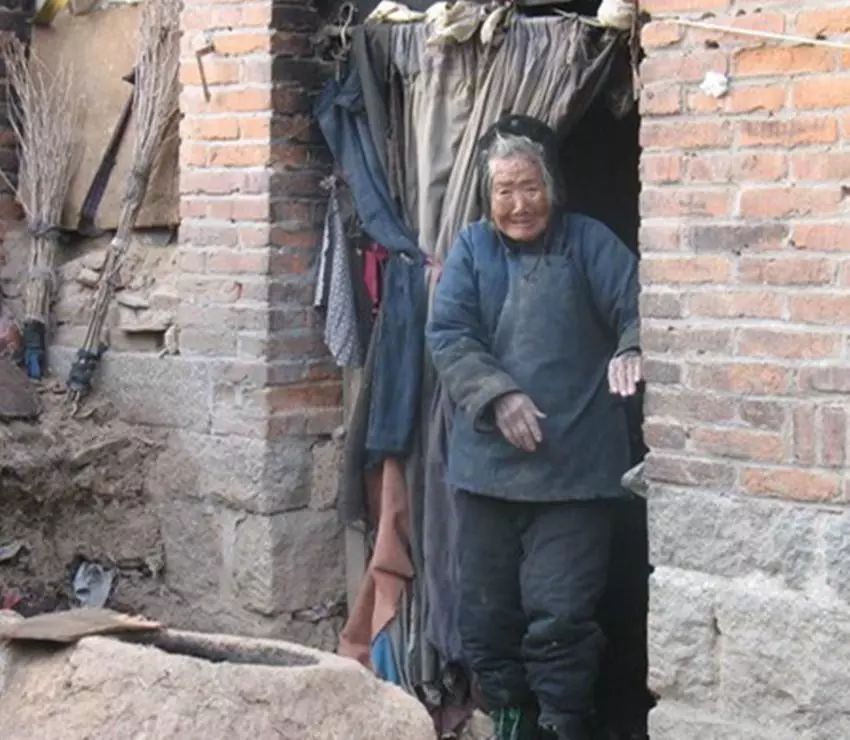 88岁老人孤苦无依,亲生儿子对其不闻不问,养女移民国外