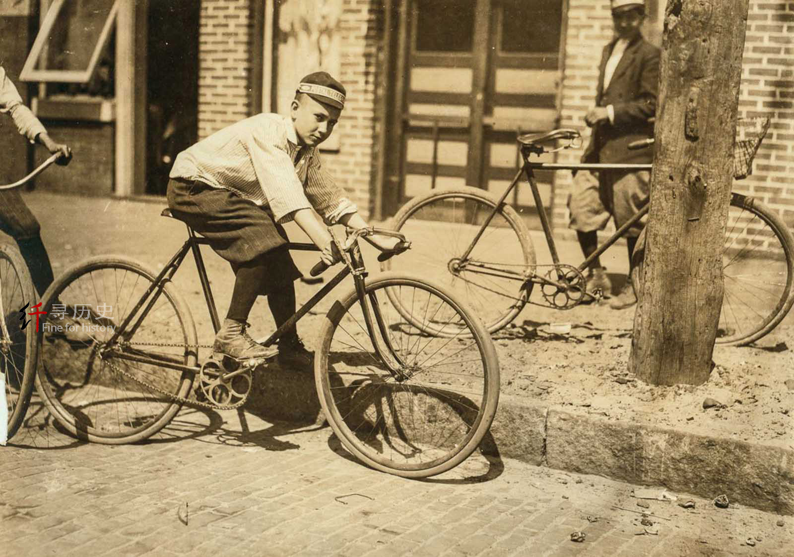 1/ 12 在19世纪60年代,用脚踏板驱动的自行车迅速发展之后,这种代步