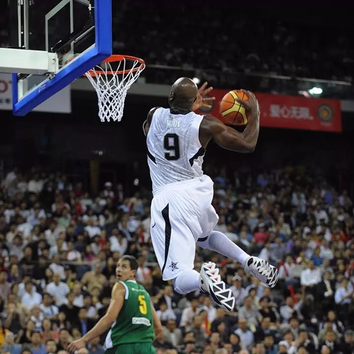 先看一波动图欧洲步上篮变向晃过对手低手上篮滑翔劈扣韦德梦之队的球